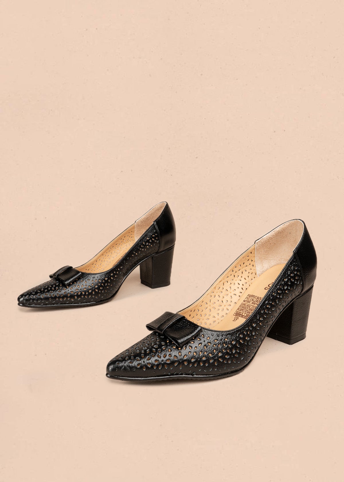 Tacones de cuero color negro con textura de huecos, moño decorativo y tacón grueso 107047