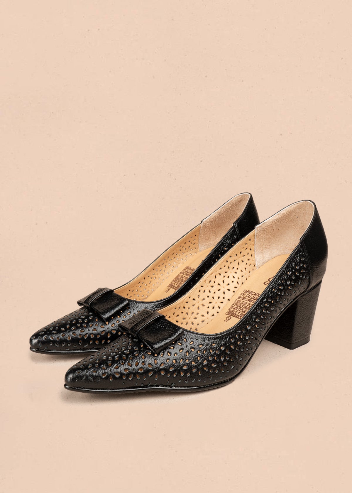 Tacones de cuero color negro con textura de huecos, moño decorativo y tacón grueso 107047