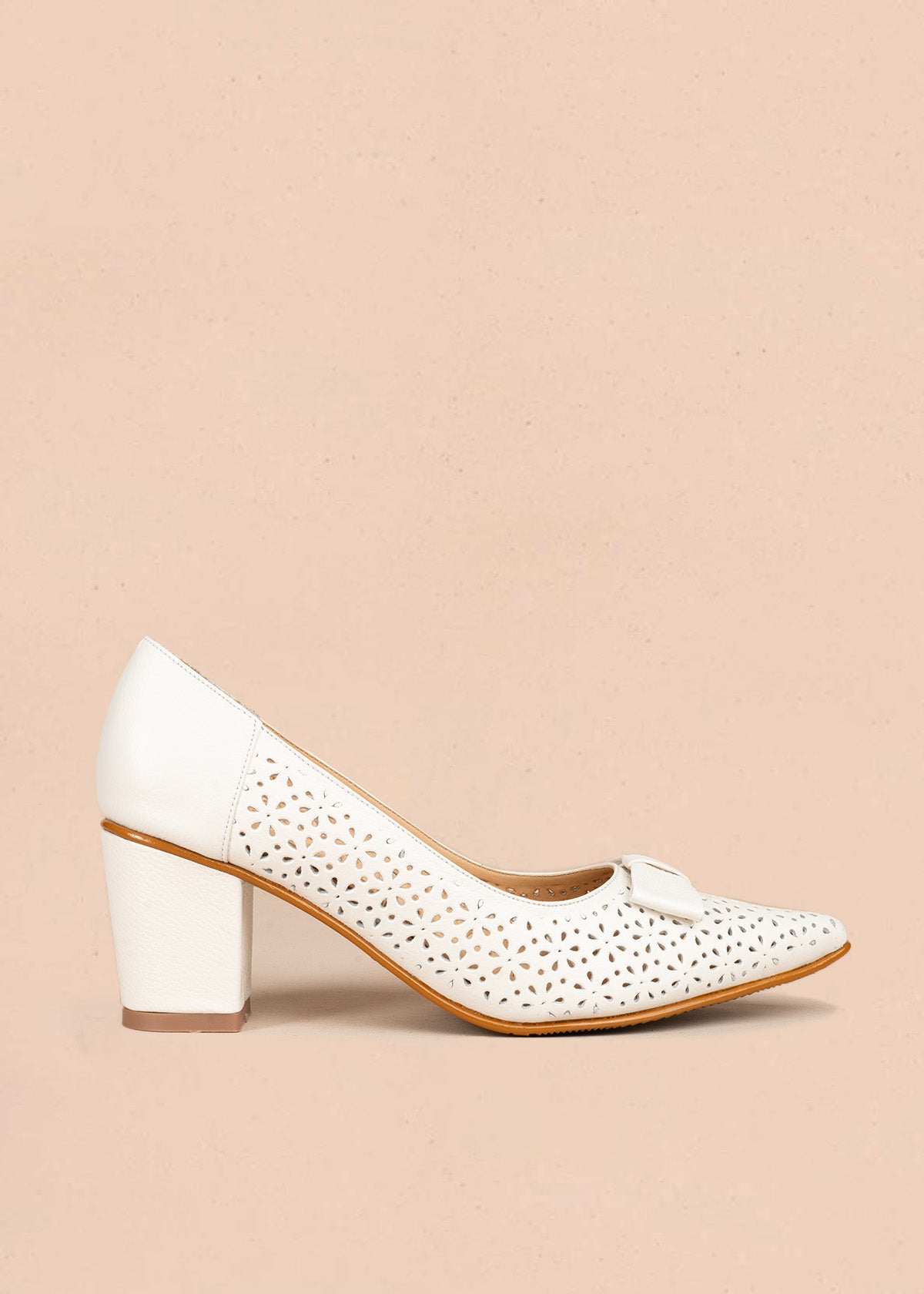 Tacones de cuero color talco con textura de huecos, moño decorativo y tacón grueso 107047