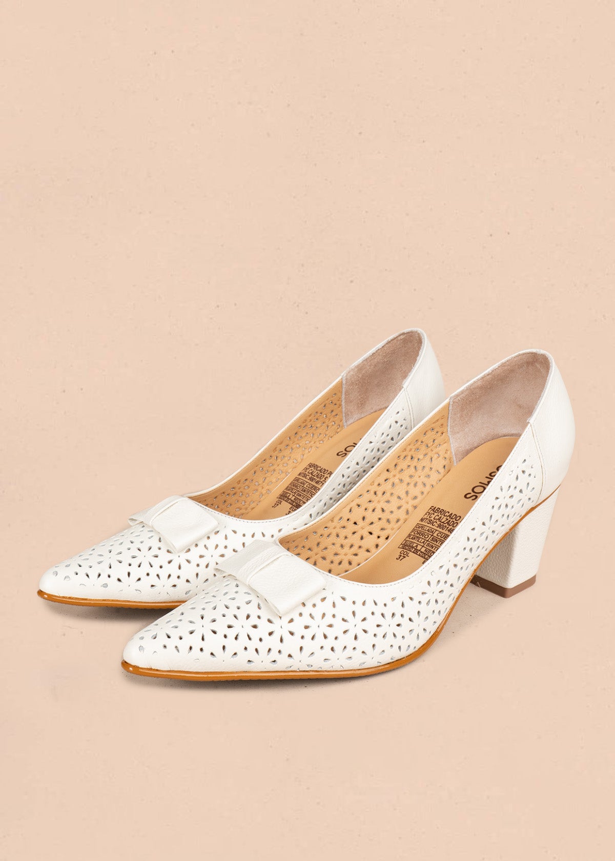 Tacones de cuero color talco con textura de huecos, moño decorativo y tacón grueso 107047