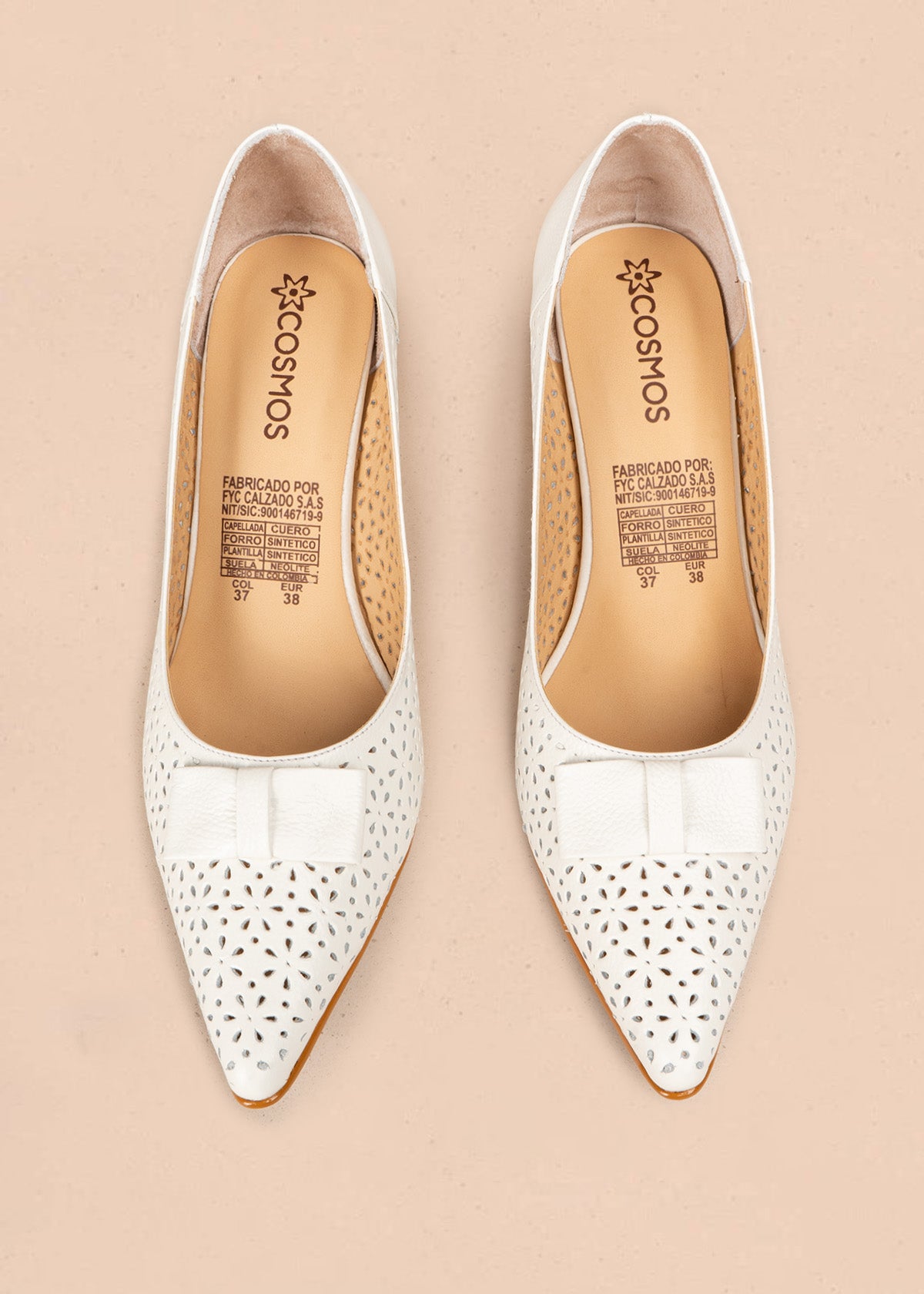 Tacones de cuero color talco con textura de huecos, moño decorativo y tacón grueso 107047