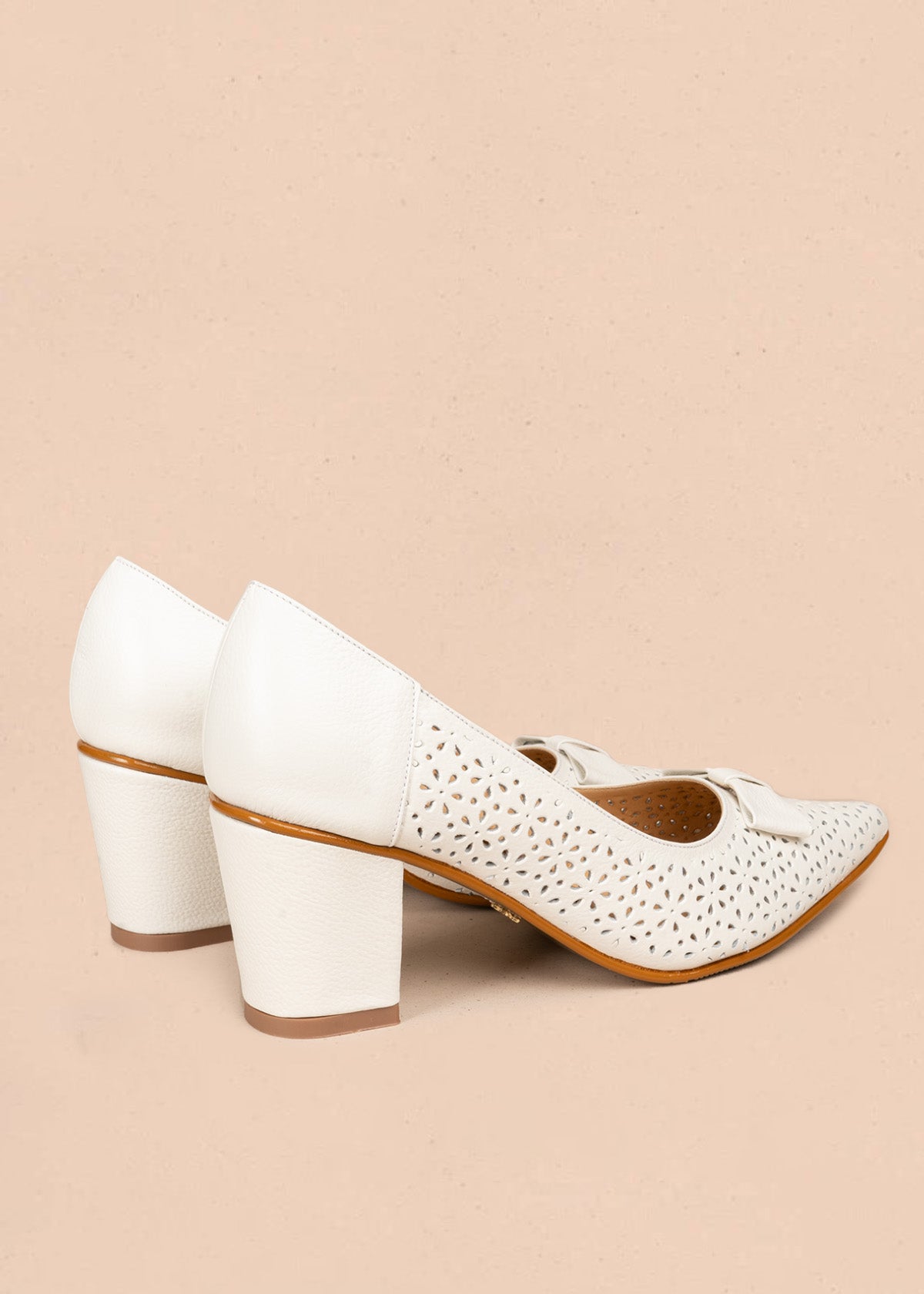 Tacones de cuero color talco con textura de huecos, moño decorativo y tacón grueso 107047