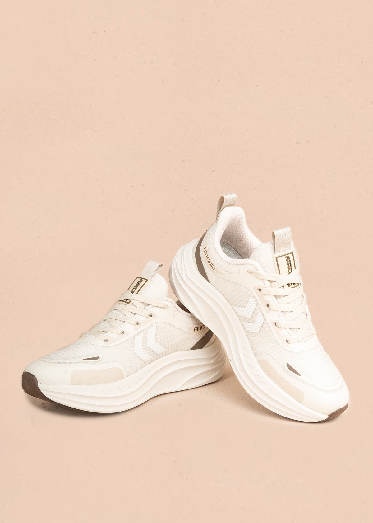 Tenis deportivos en textil color beige con flechas 107069