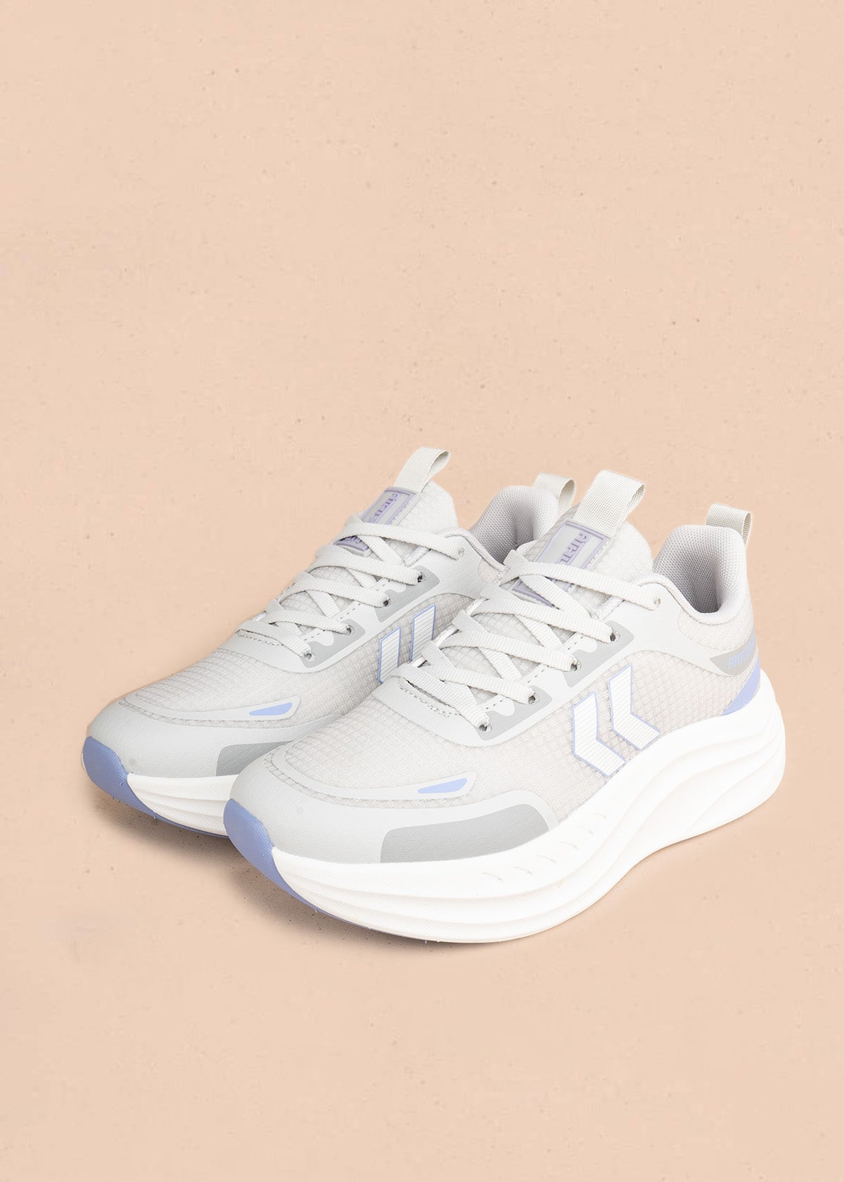 Tenis deportivos en textil color gris con flechas 107069