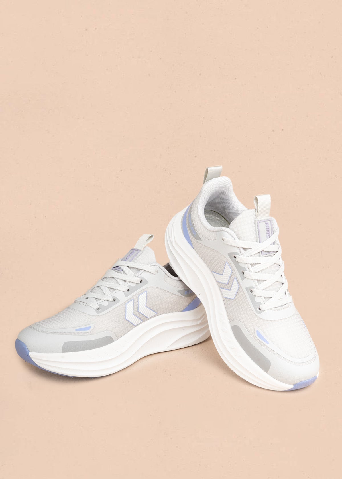 Tenis deportivos en textil color gris con flechas 107069