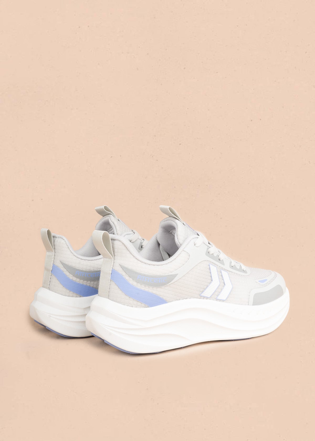 Tenis deportivos en textil color gris con flechas 107069