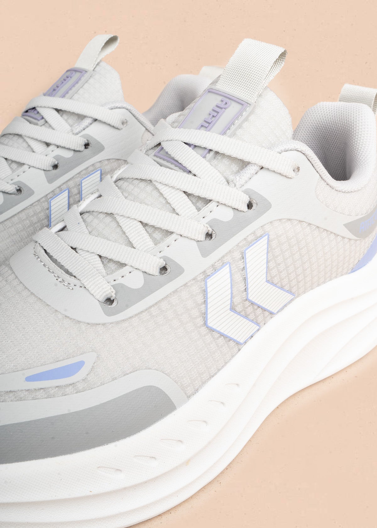 Tenis deportivos en textil color gris con flechas 107069