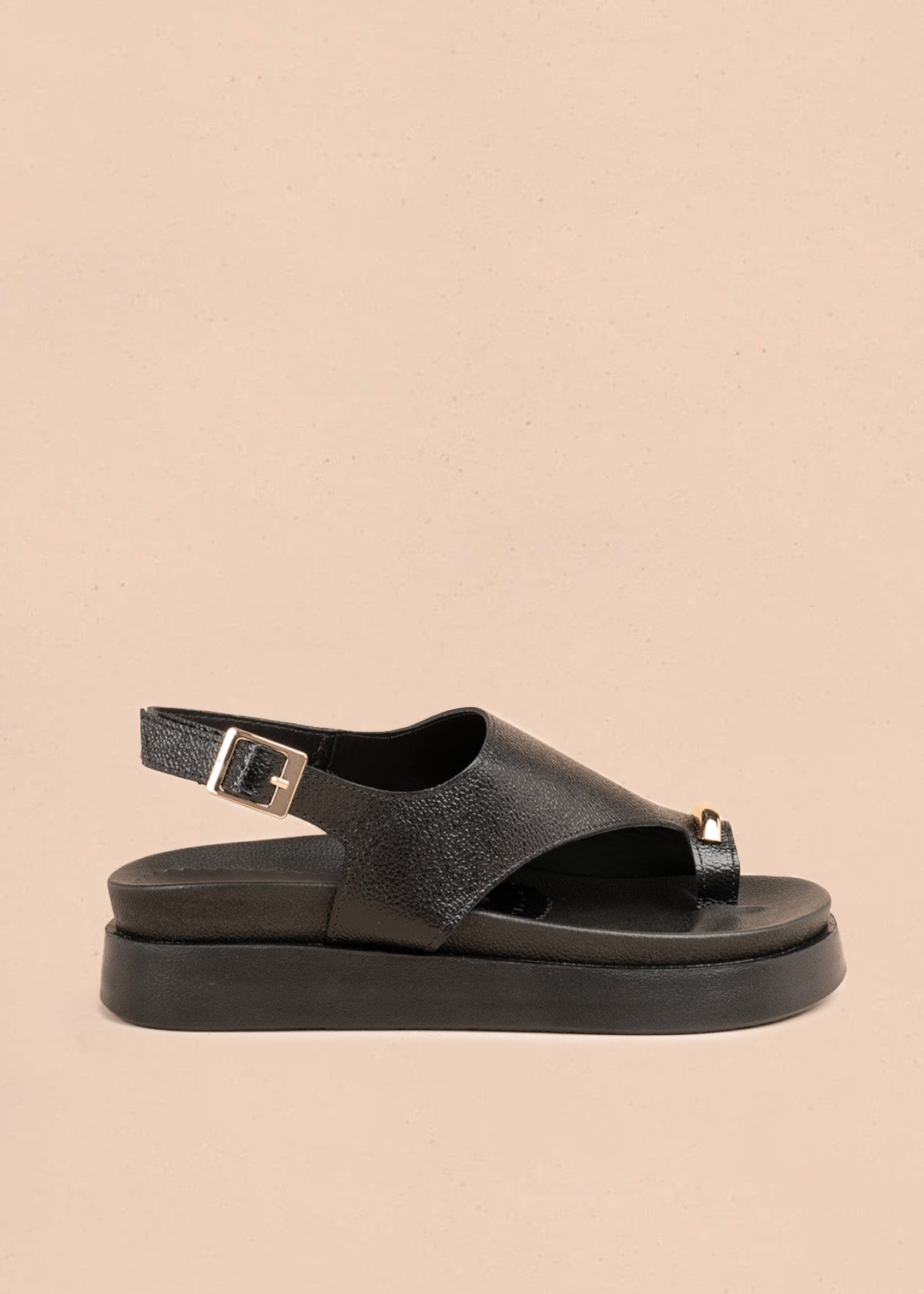 Sandalia de cuero color negro cruzada con hebilla al tobillo 107086