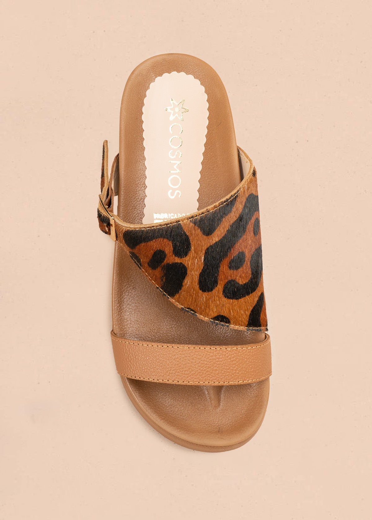 Sandalia en cuero color miel con estampado de leopardo 107087