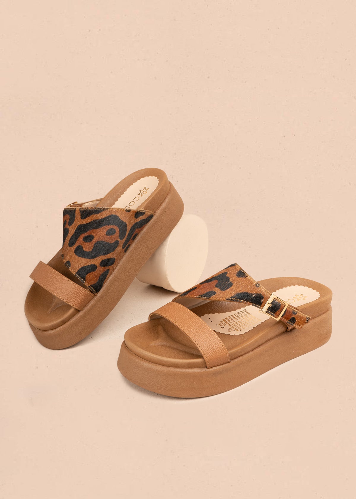 Sandalia en cuero color miel con estampado de leopardo 107087