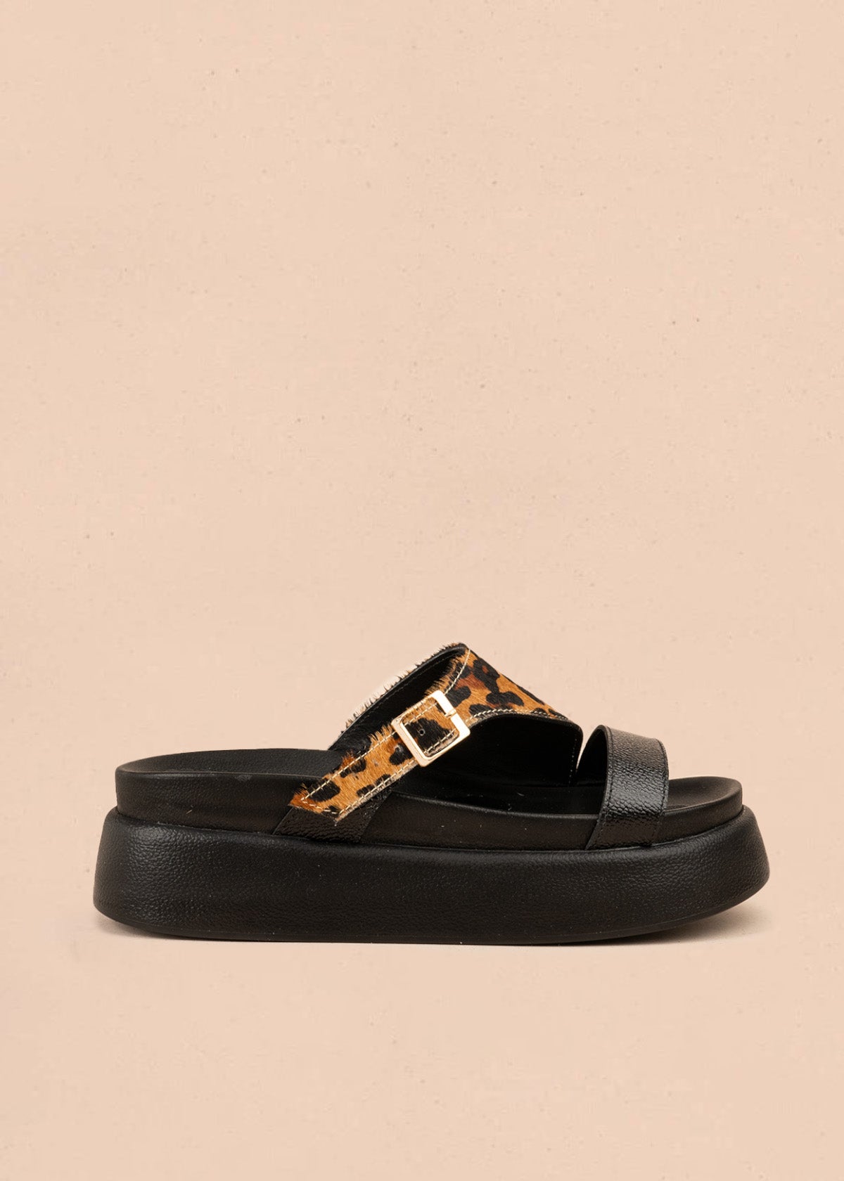 Sandalia en cuero color negro con animal print leopardo 107087