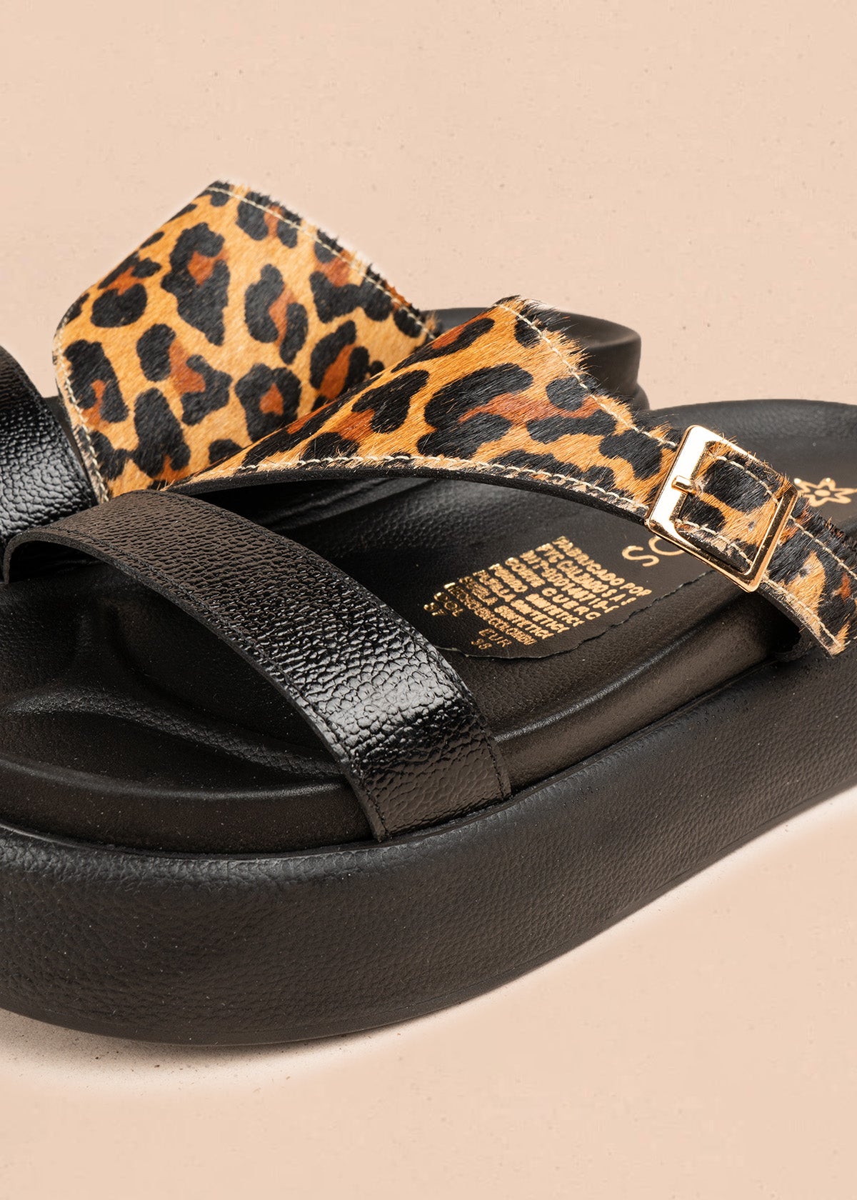 Sandalia en cuero color negro con animal print leopardo 107087