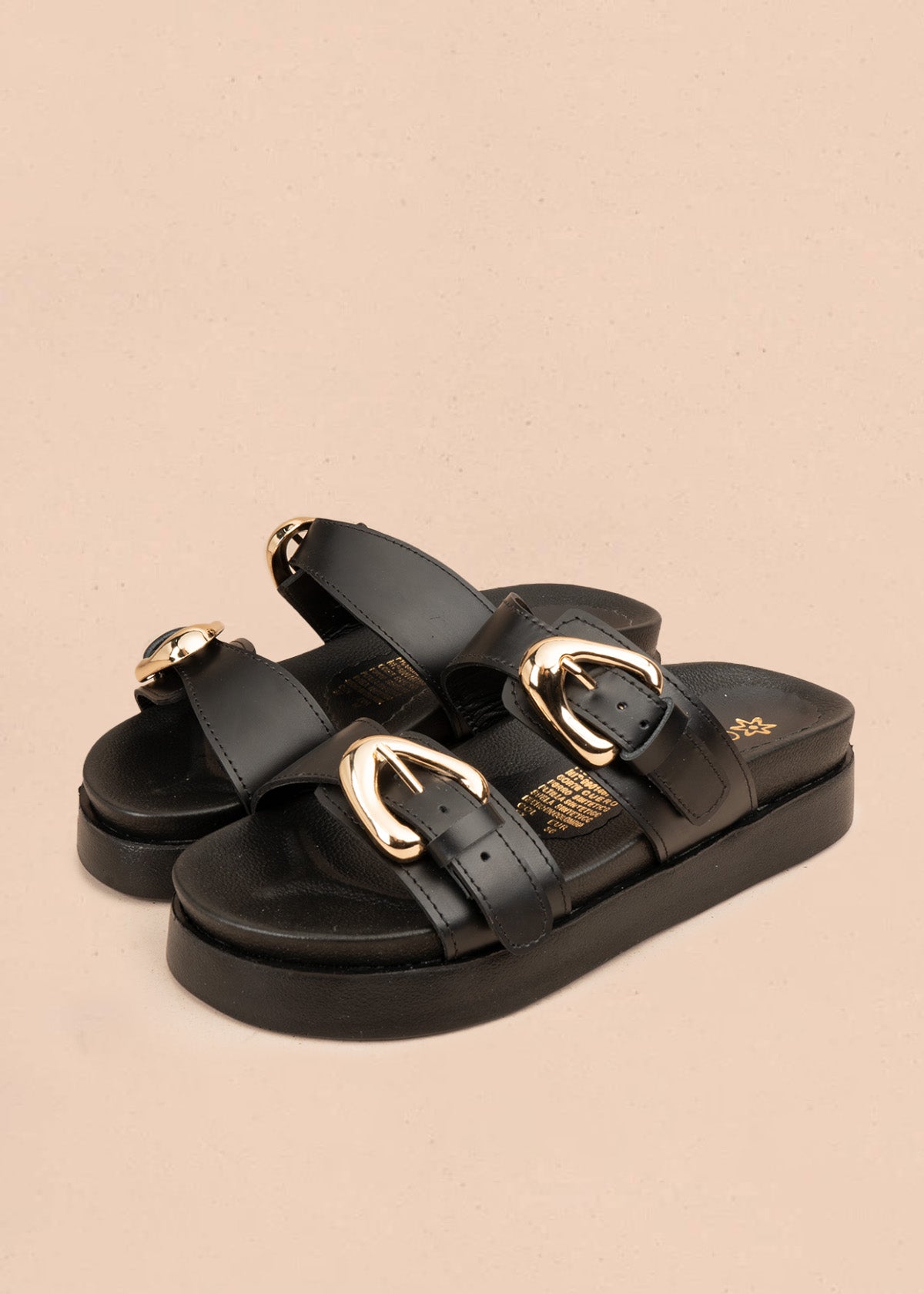 Sandalia en cuero color negro de doble correa con hebilla 107090