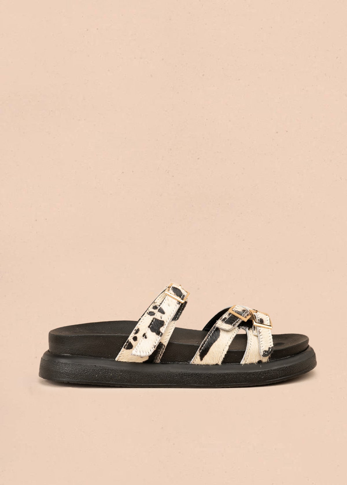 Sandalia plana en cuero animal print con hebillas doradas 107091