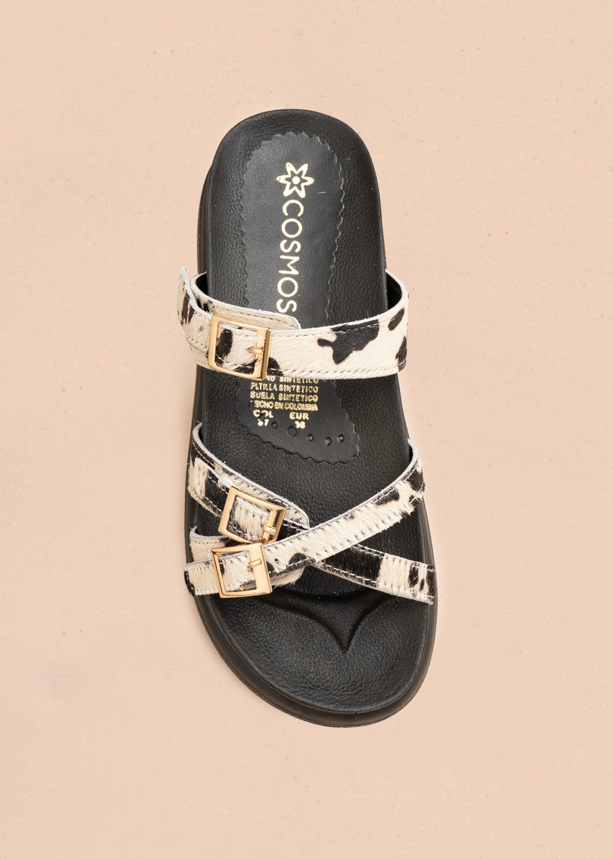 Sandalia plana en cuero animal print con hebillas doradas 107091