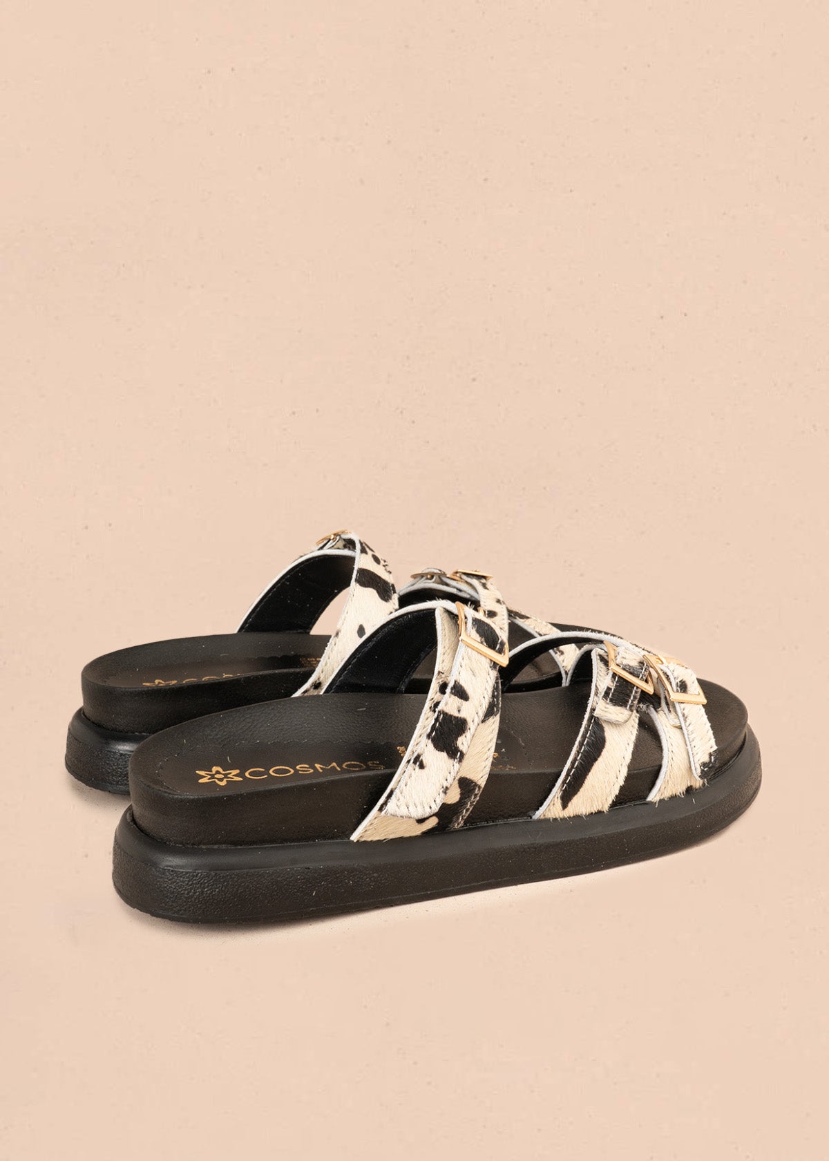Sandalia plana en cuero animal print con hebillas doradas 107091