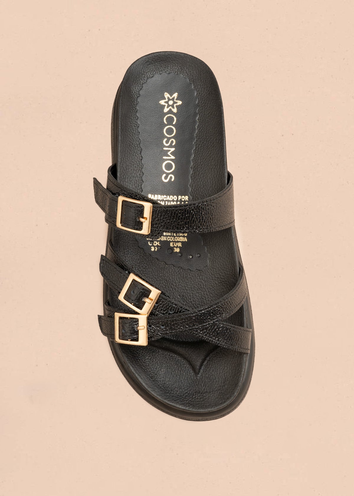 Sandalia plana en cuero color negro con hebillas doradas 107091