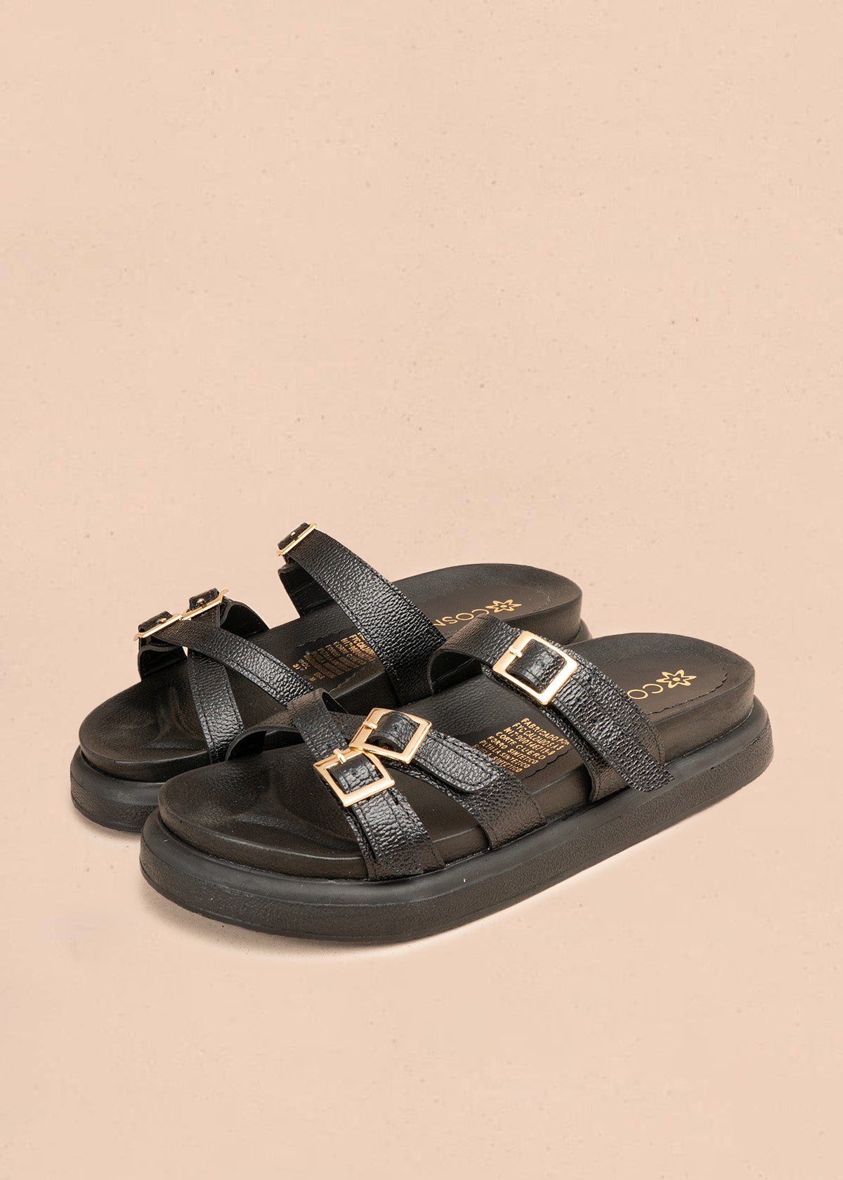 Sandalia plana en cuero color negro con hebillas doradas 107091