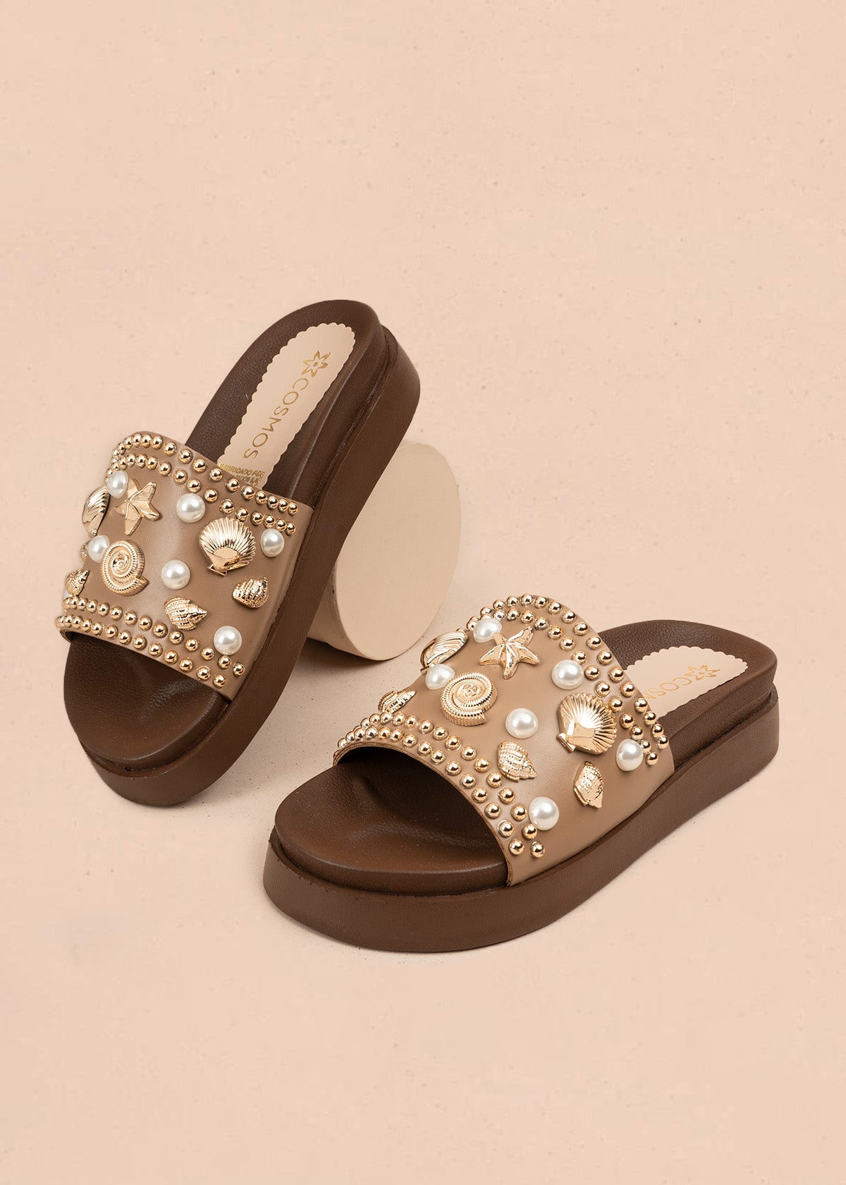Sandalia plana color camel con dijes marinos 107092