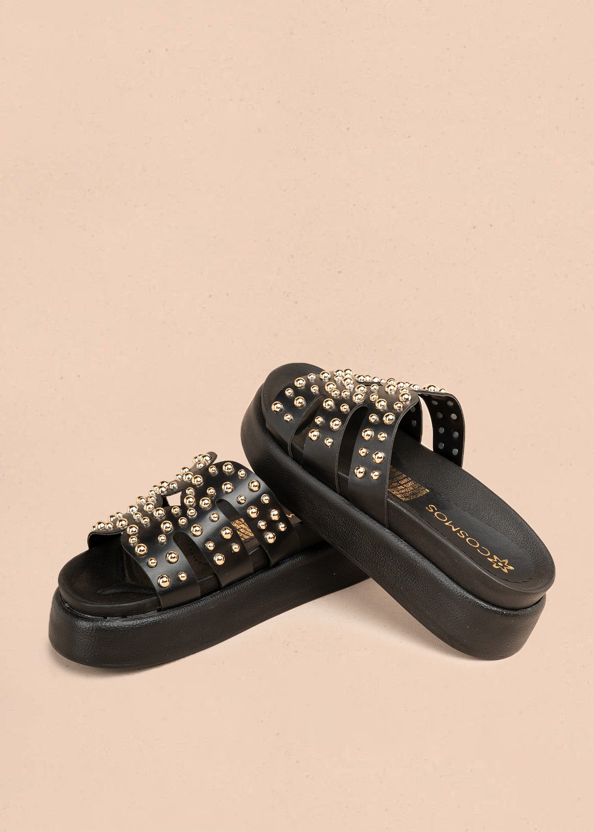 Sandalia plana color negro con taches dorados 107093