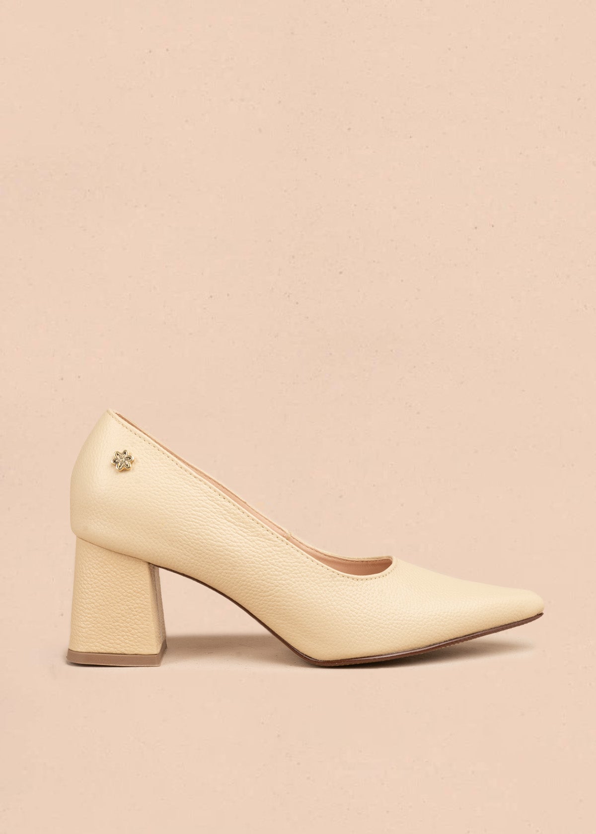 Tacones cerrados en cuero color caqui punta fina 107096