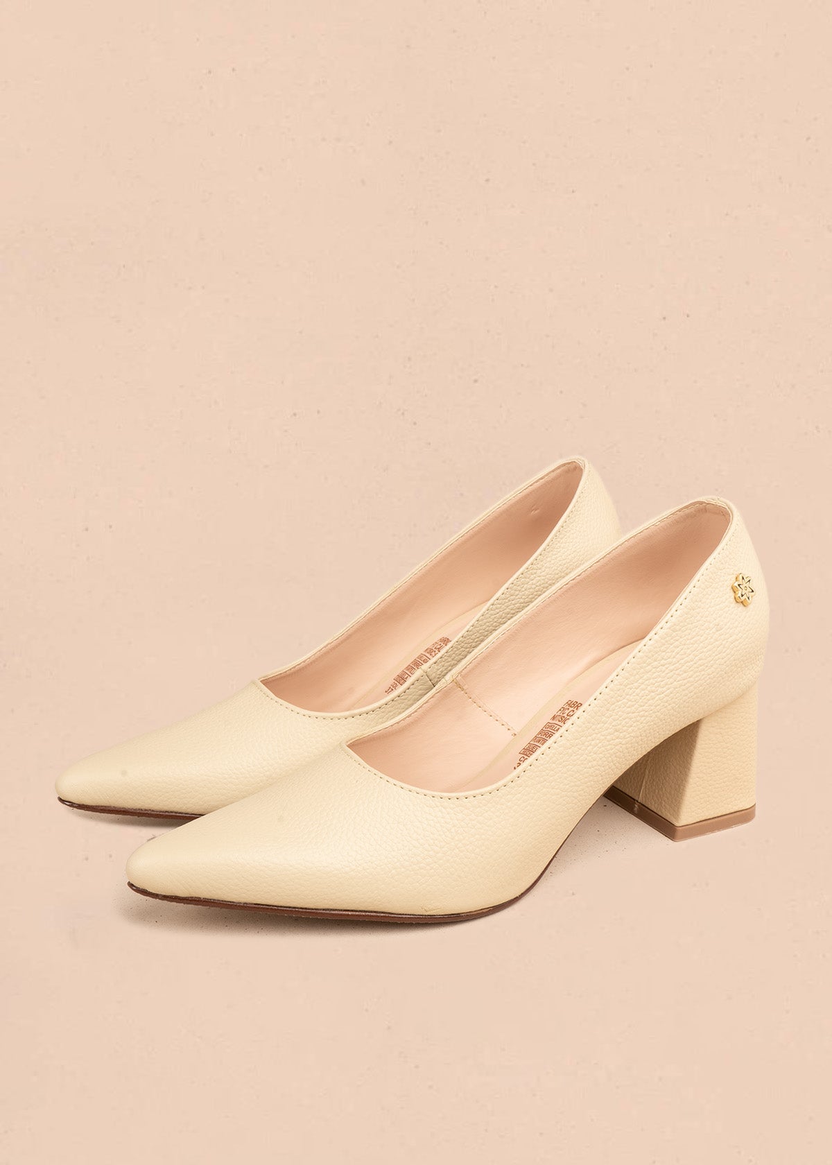Tacones cerrados en cuero color caqui punta fina 107096