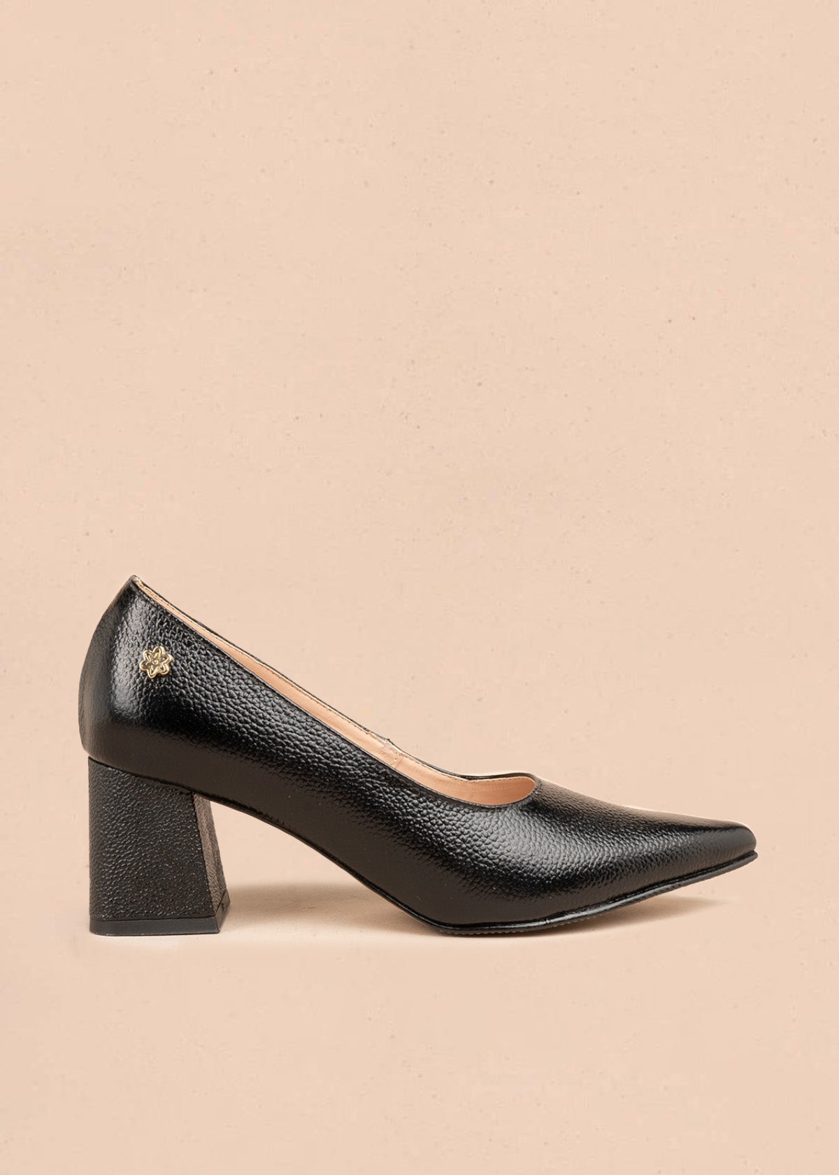 Tacones cerrados en cuero color negro punta fina 107096