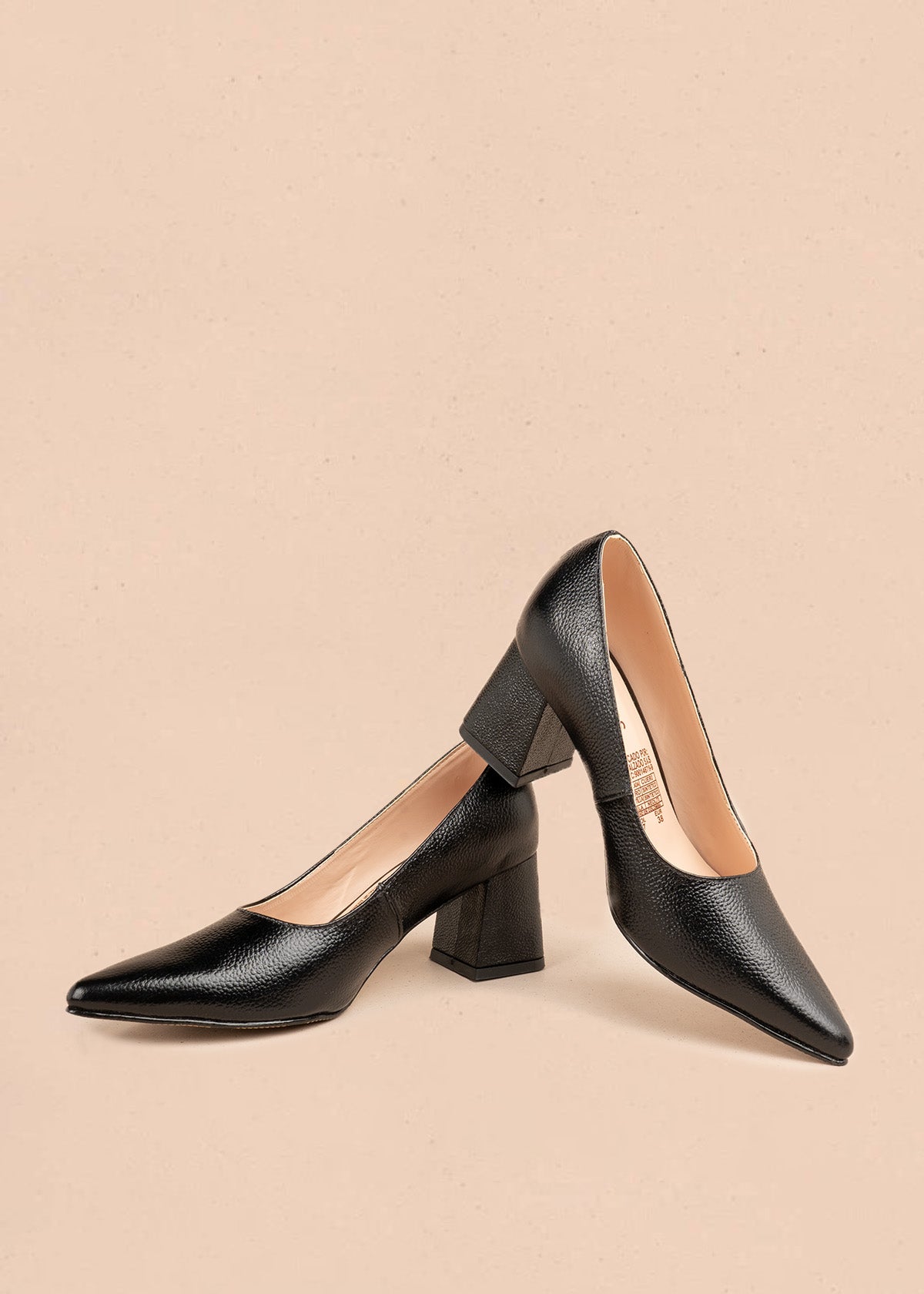 Tacones cerrados en cuero color negro punta fina 107096