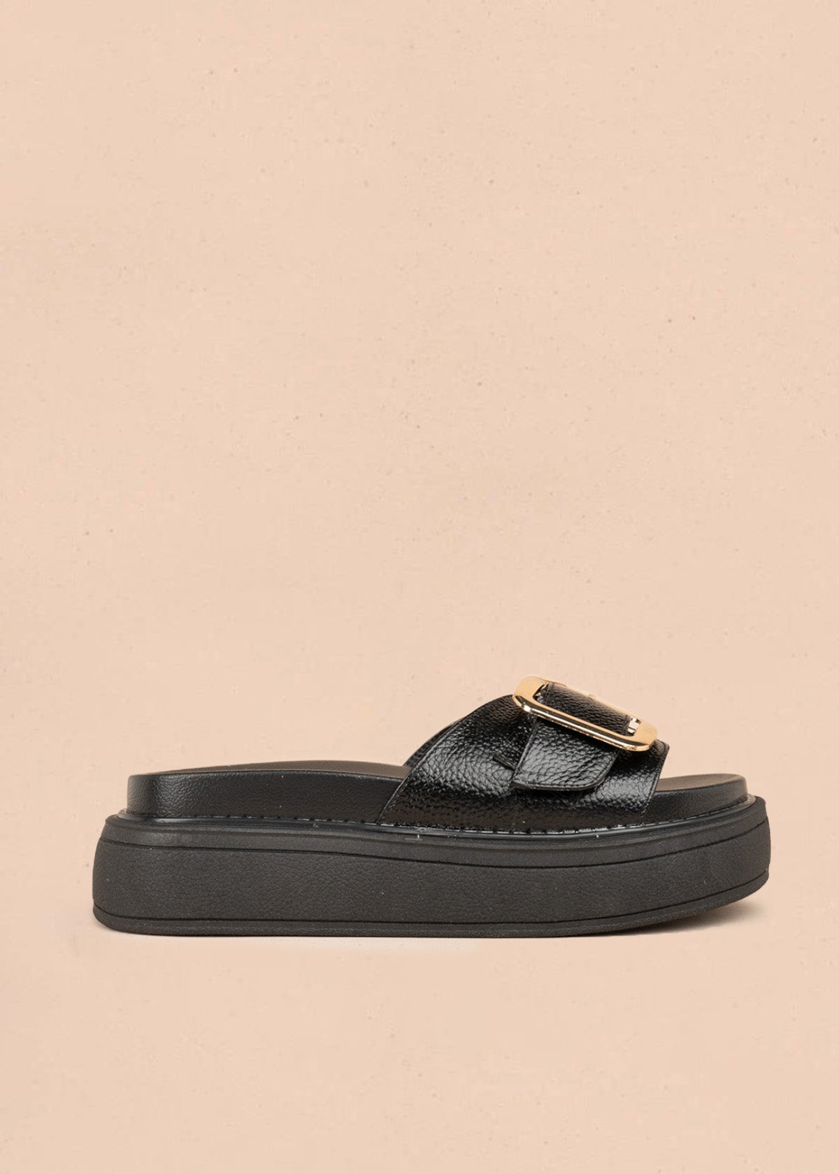 Sandalia plana en cuero color negro con hebilla y tiras cruzadas 107098