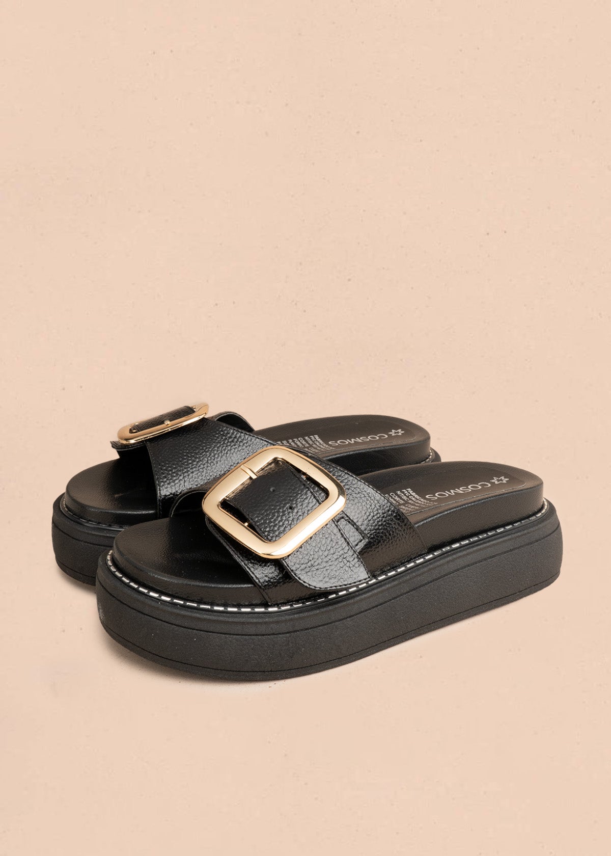 Sandalia plana en cuero color negro con hebilla y tiras cruzadas 107098