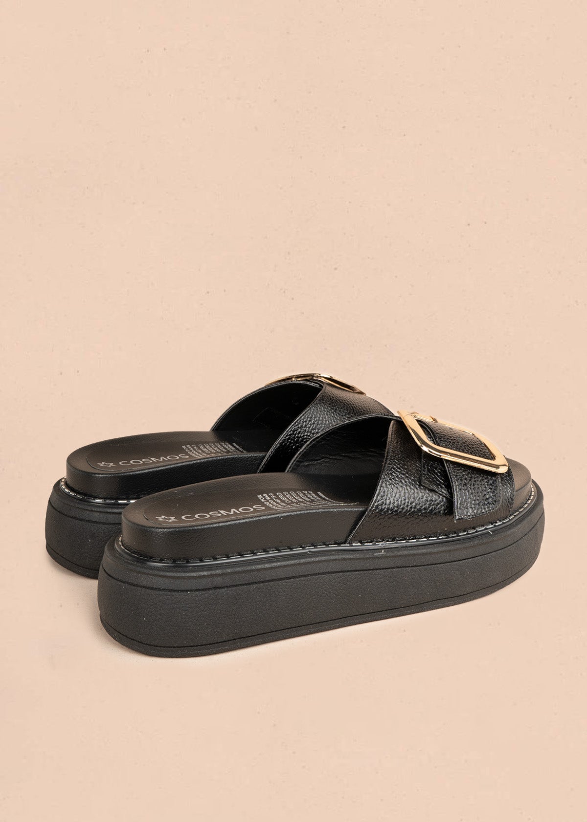 Sandalia plana en cuero color negro con hebilla y tiras cruzadas 107098