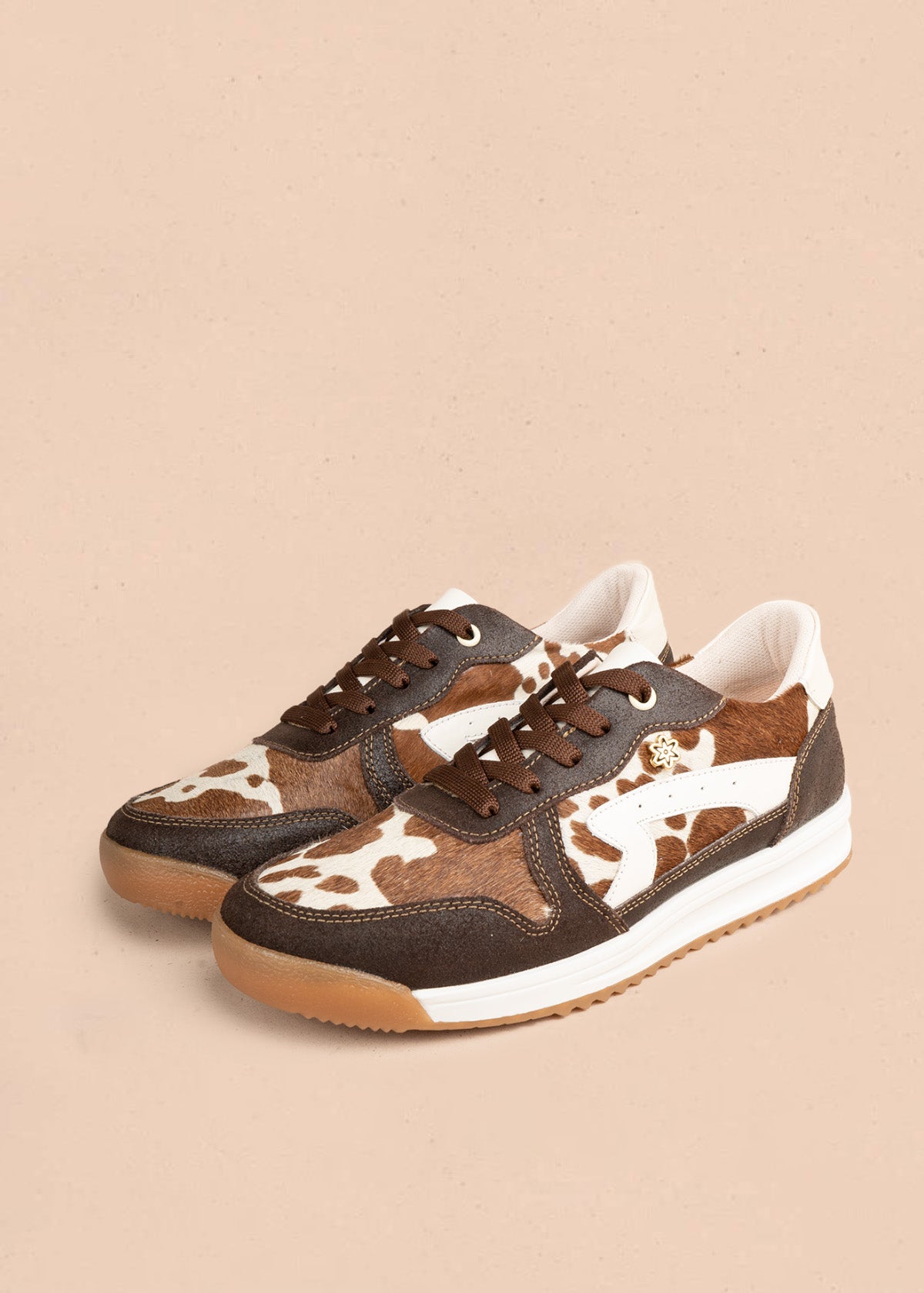 Tenis casuales en cuero color café con estampado de vaca y cordones café 107100
