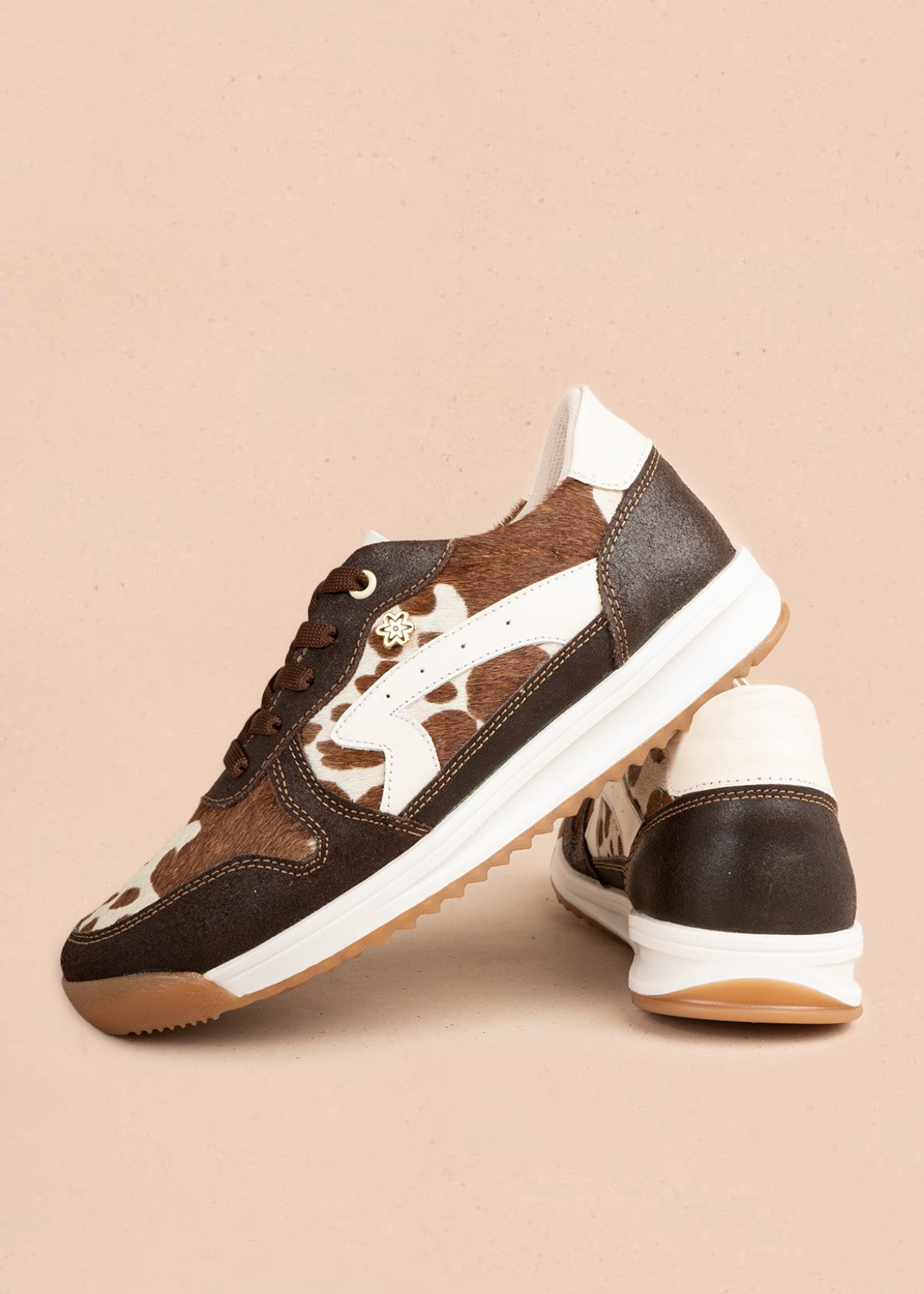 Tenis casuales en cuero color café con estampado de vaca y cordones café 107100