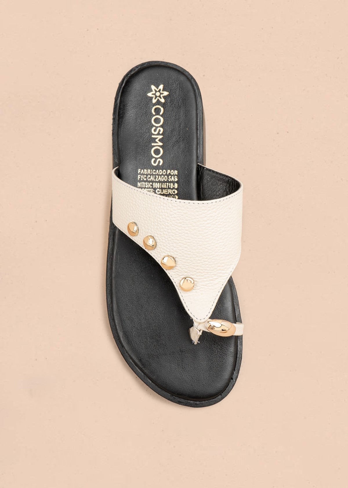 Sandalia plana de cuero color beige con tachas doradas 107104