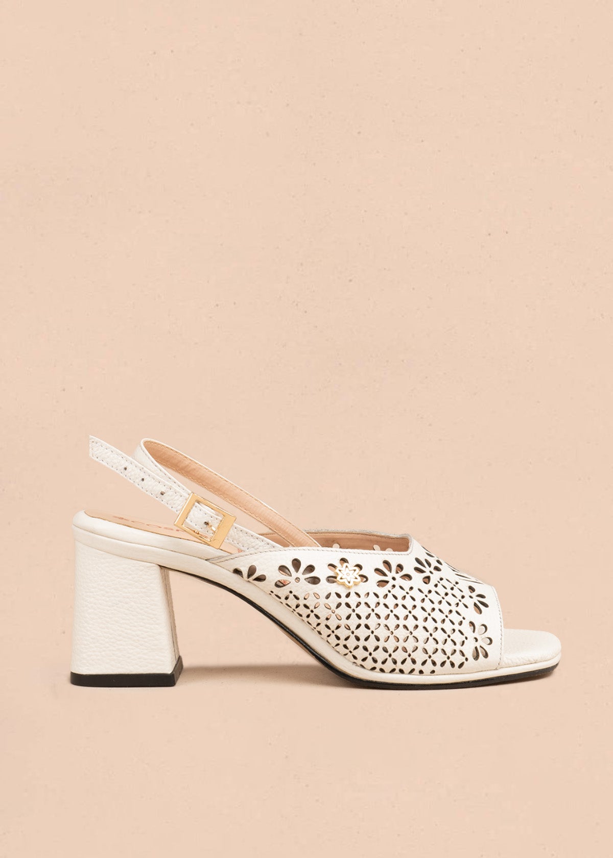 Sandalias con tacón en cuero color blanco con calado floral 107107