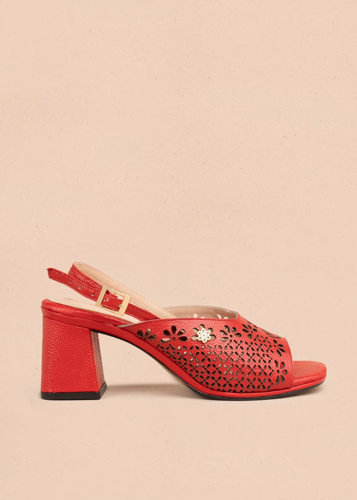 Sandalias con tacón en cuero color rojo con calado floral 107107