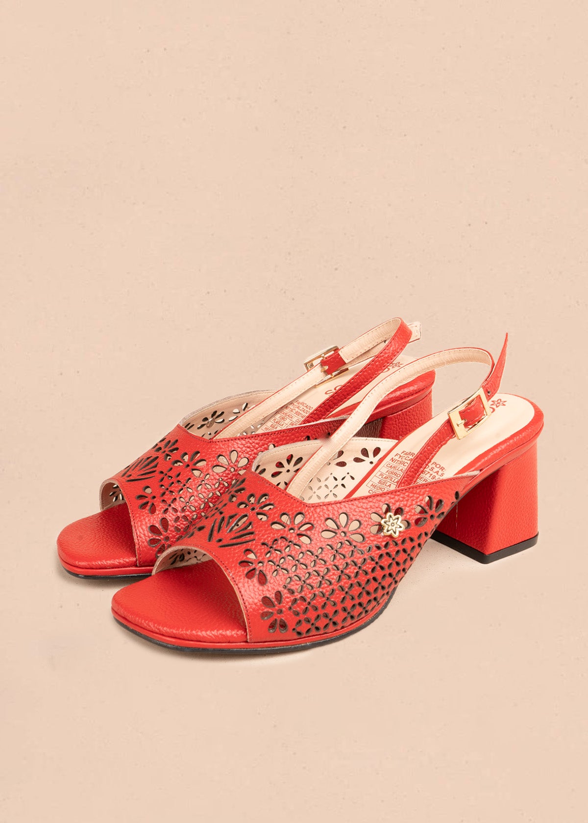 Sandalias con tacón en cuero color rojo con calado floral 107107