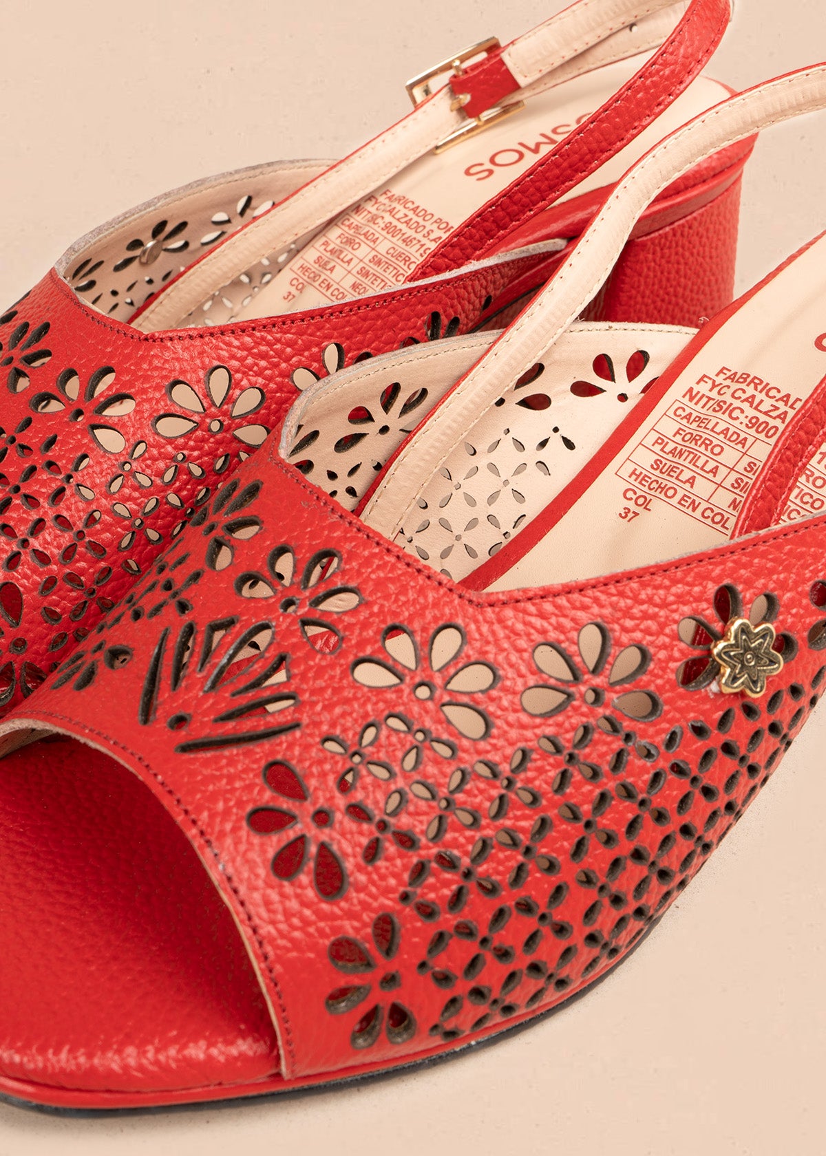 Sandalias con tacón en cuero color rojo con calado floral 107107