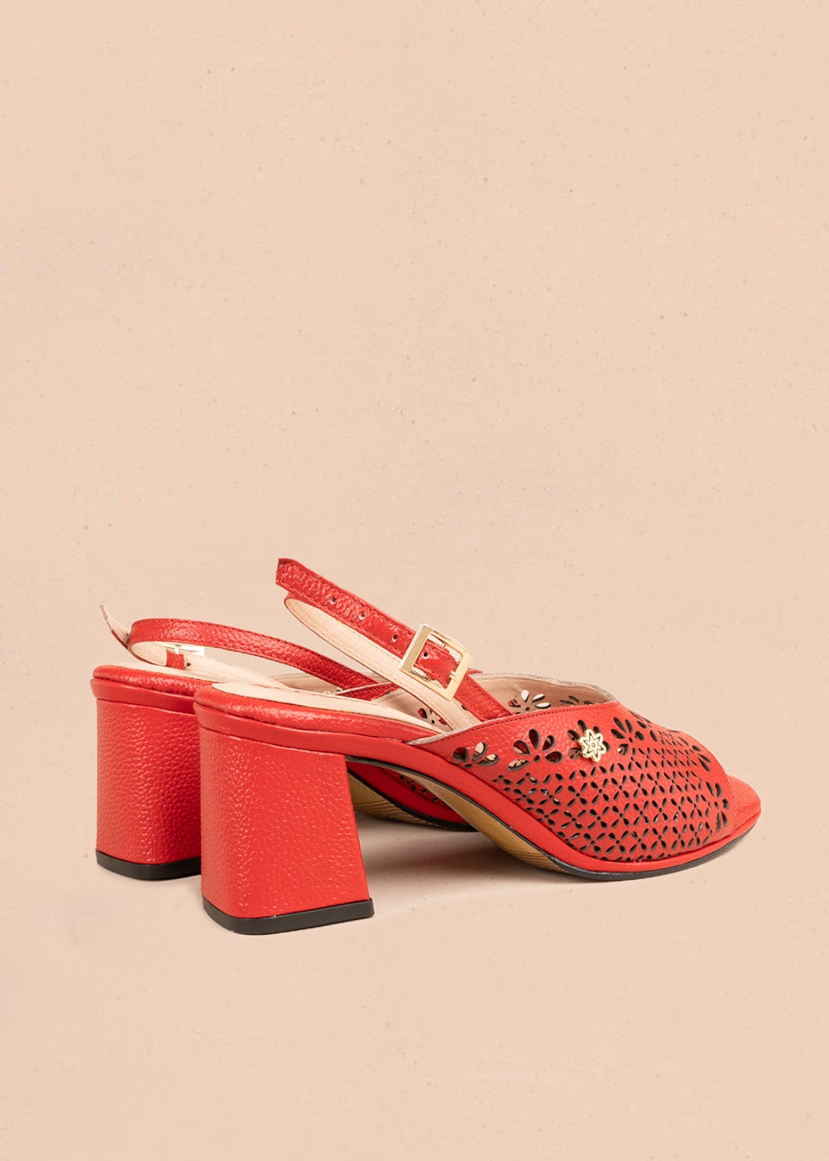 Sandalias con tacón en cuero color rojo con calado floral 107107