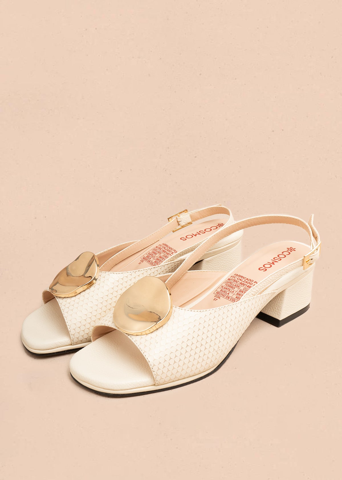 Sandalia con tacón en cuero color blanco con adorno dorado y hebilla 107108