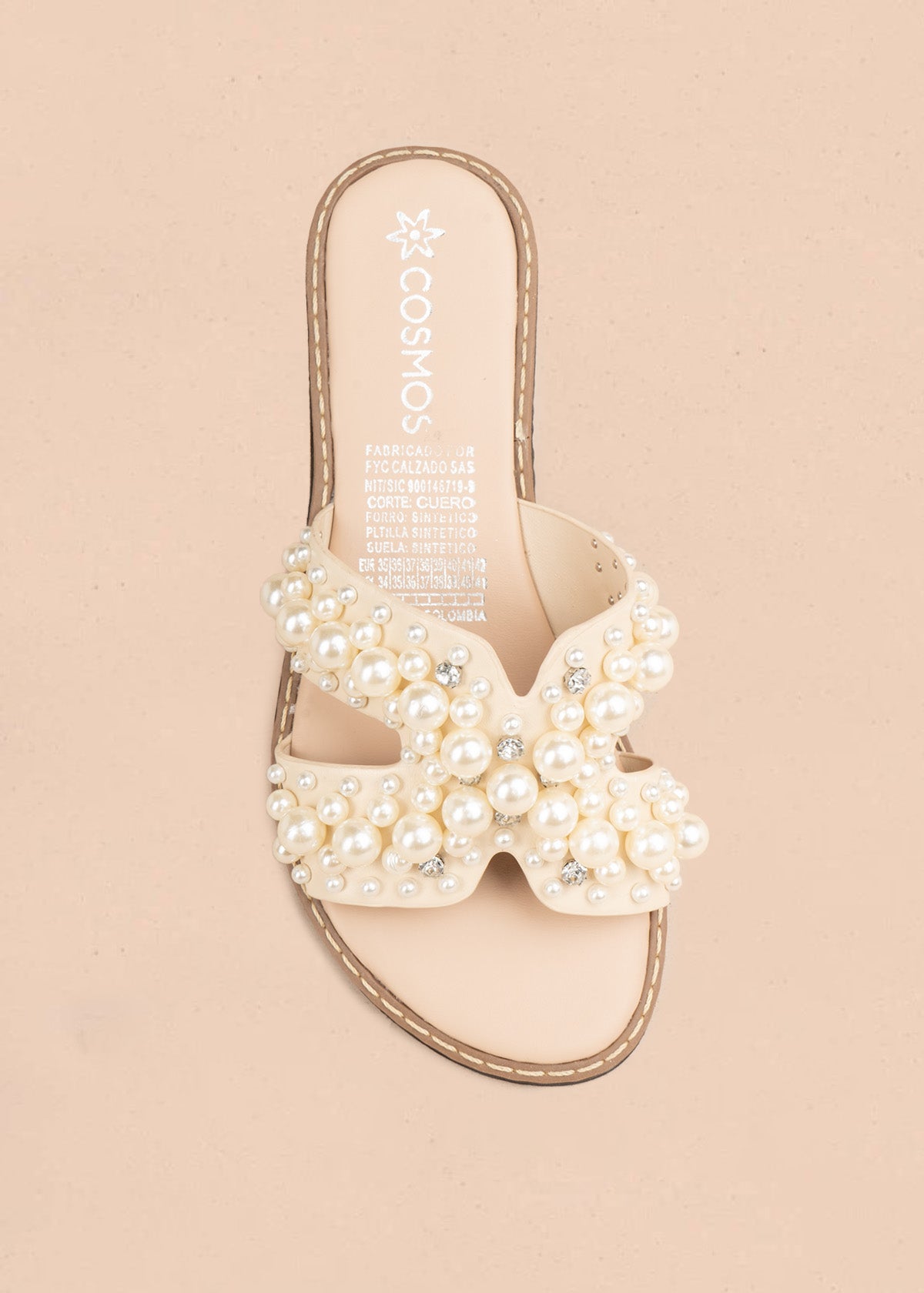 Sandalia plana en polipiel color beige con tiras cruzadas y perlas 107115