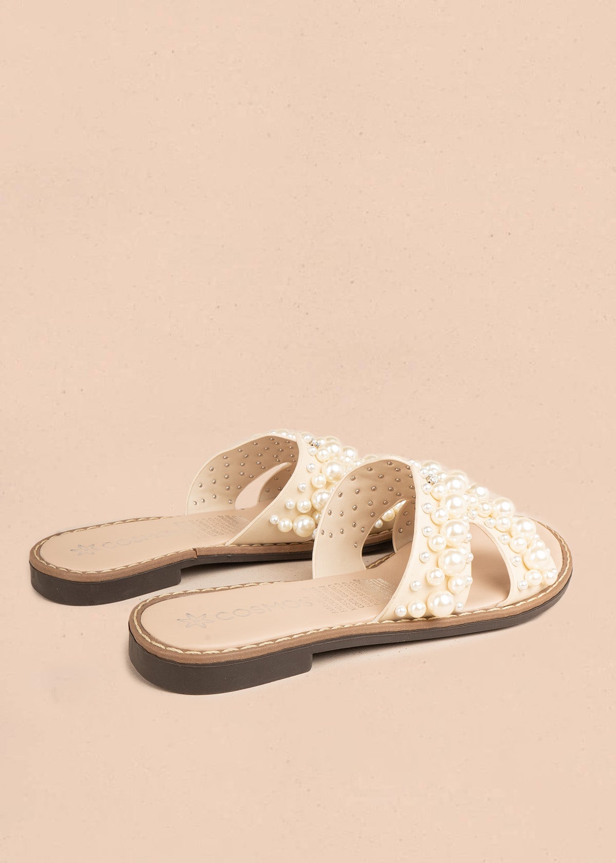 Sandalia plana en polipiel color beige con tiras cruzadas y perlas 107115