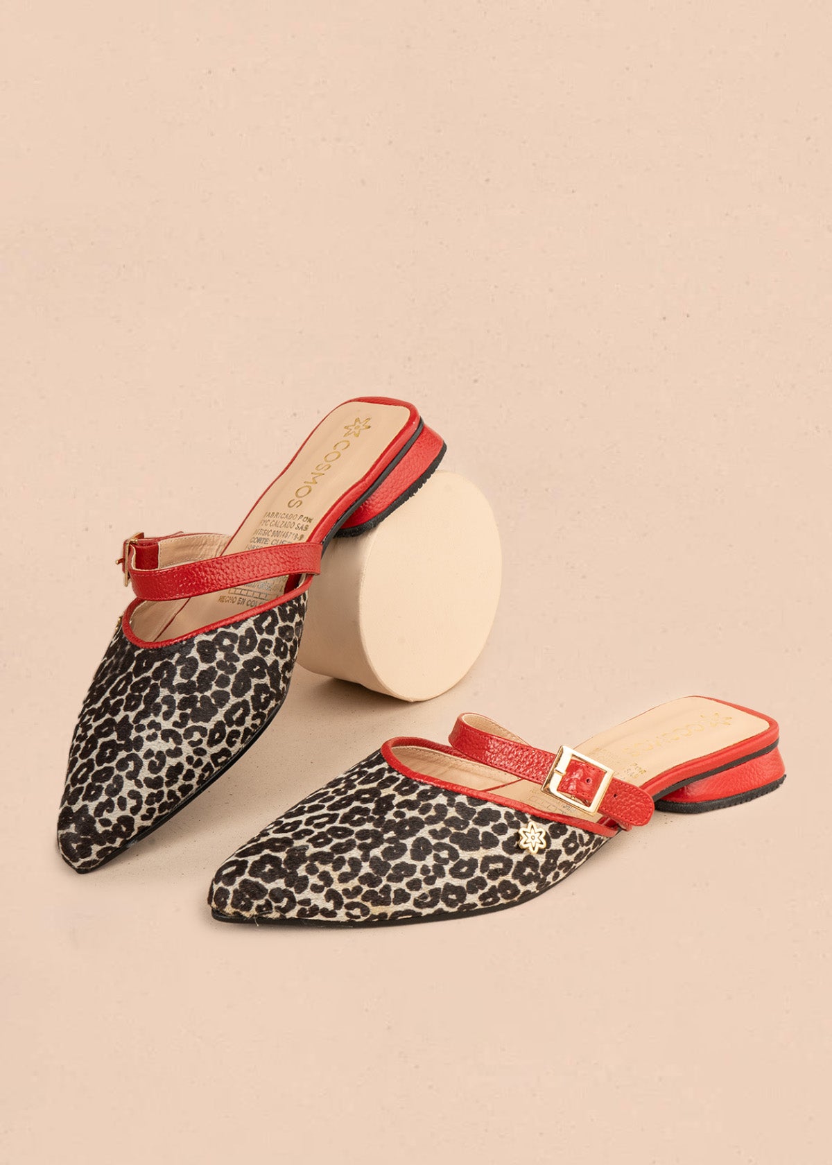 Zueco en cuero color rojo con estampado de leopardo y hebilla dorada 107118