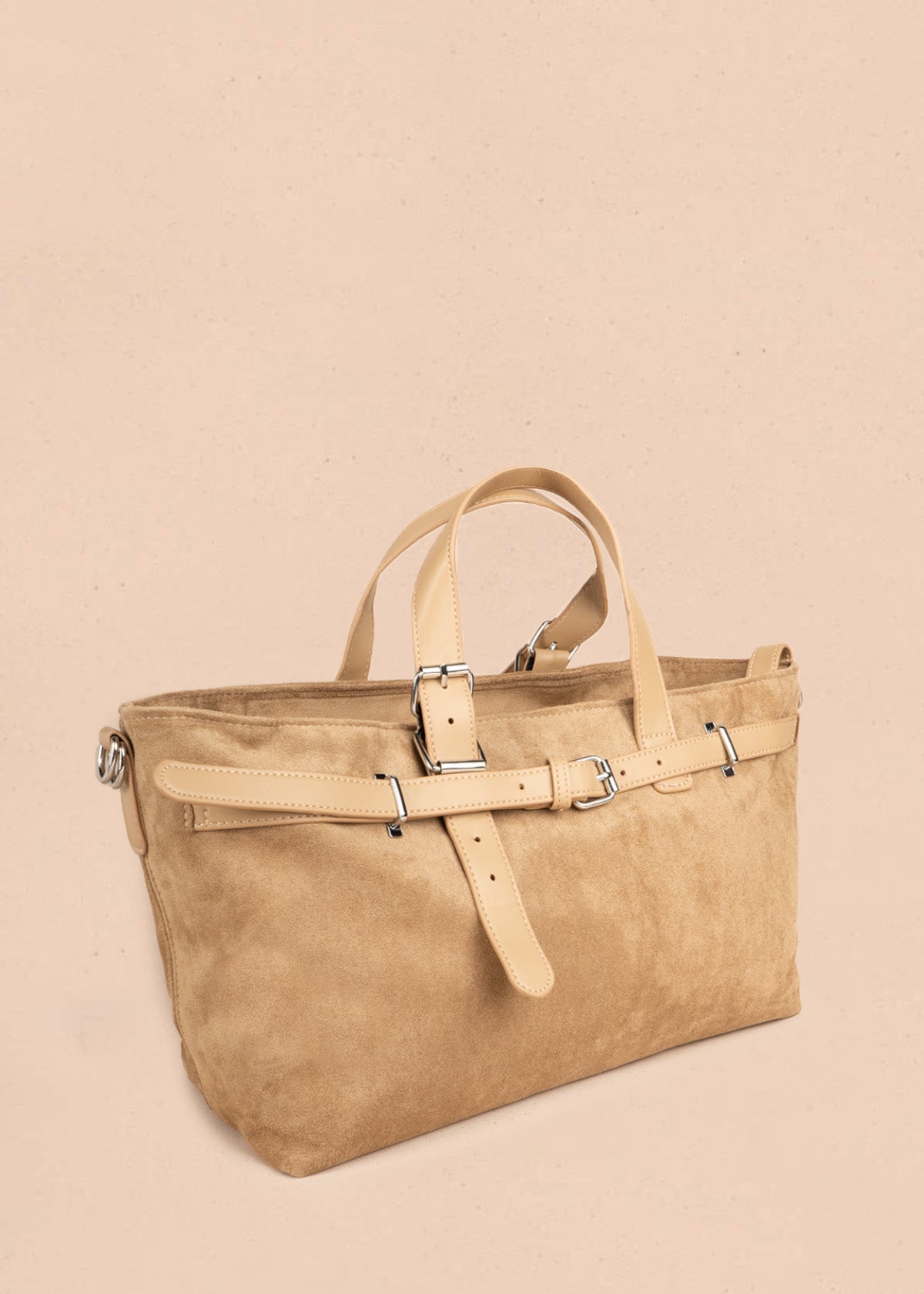 Cartera color arena con correas y hebillas plateadas 107157