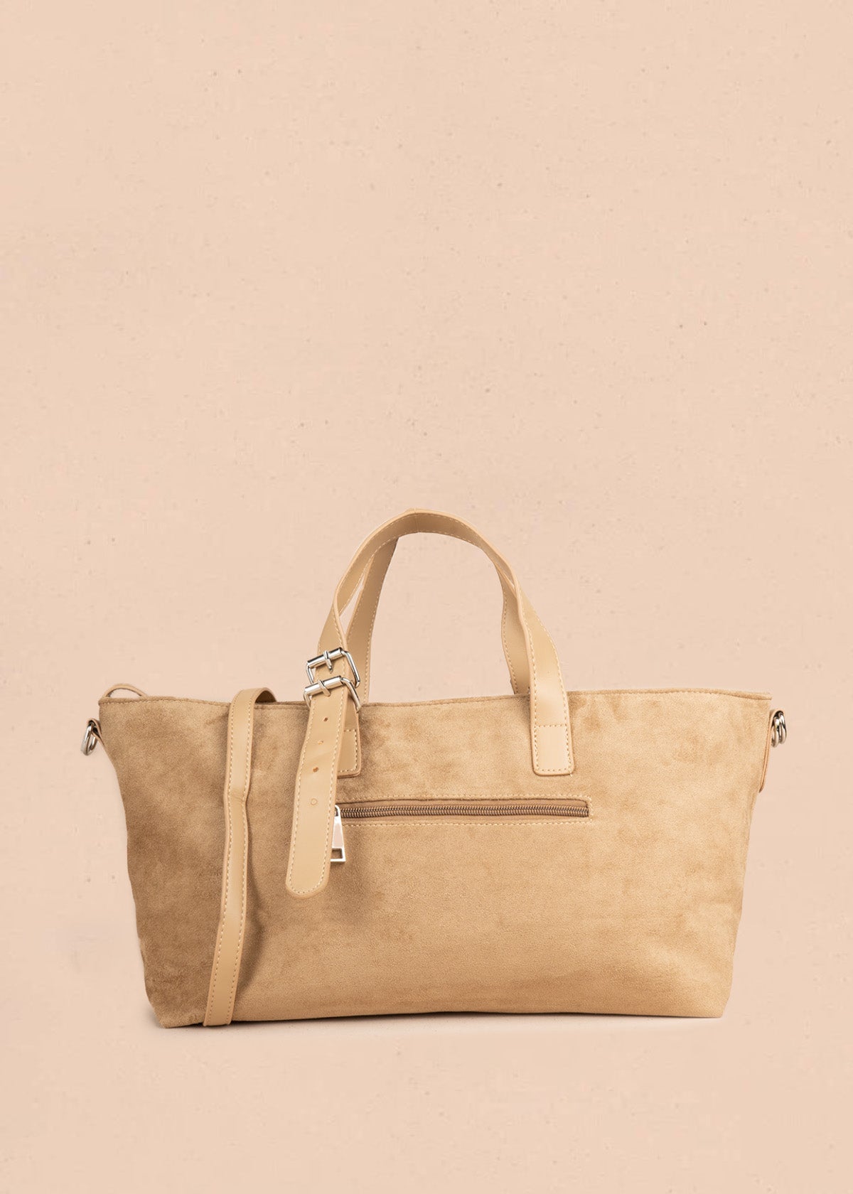 Cartera color arena con correas y hebillas plateadas 107157