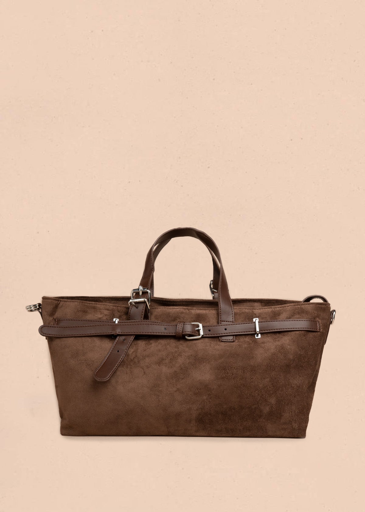 Cartera color café con correas y hebillas plateadas 107157