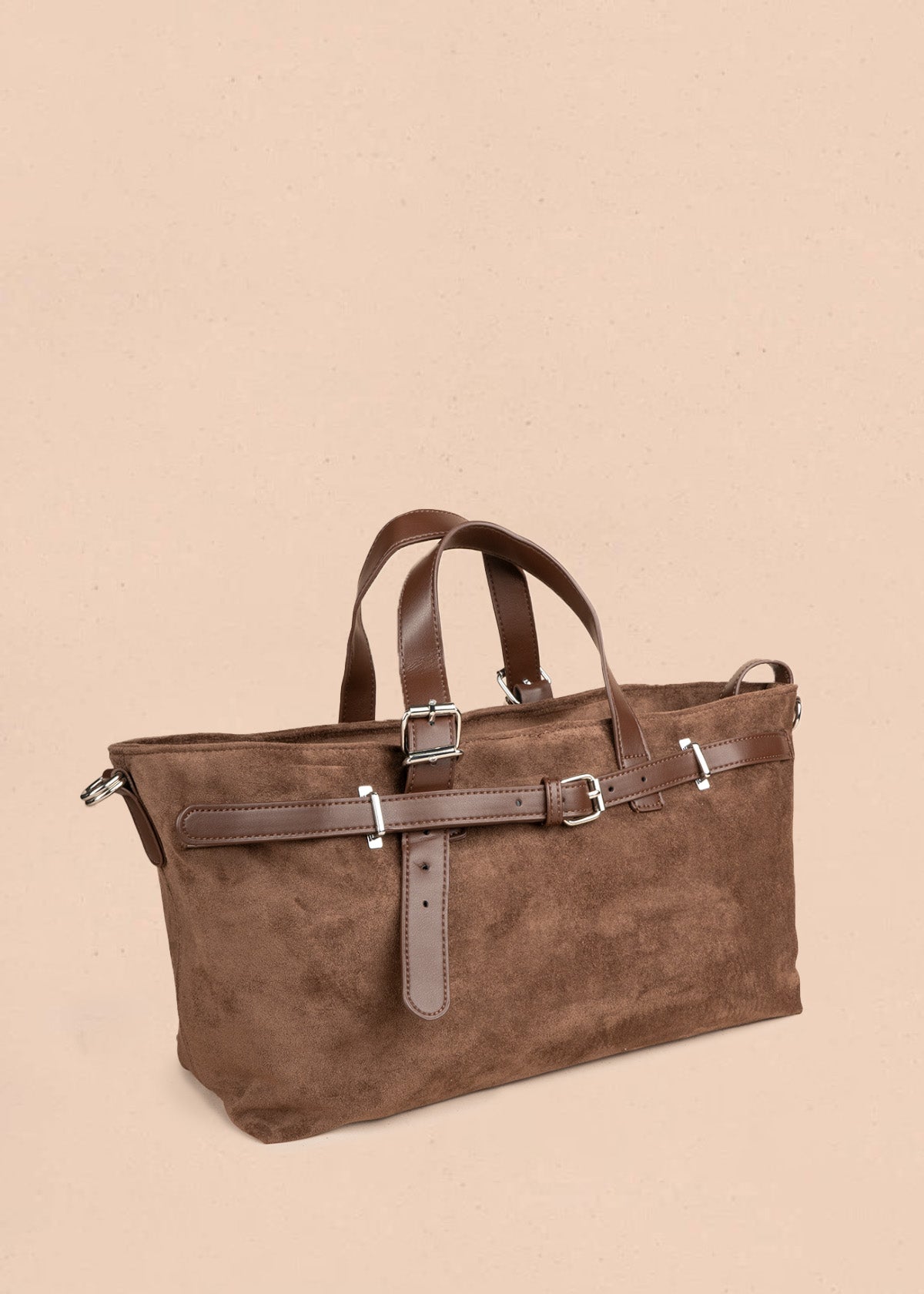 Cartera color café con correas y hebillas plateadas 107157