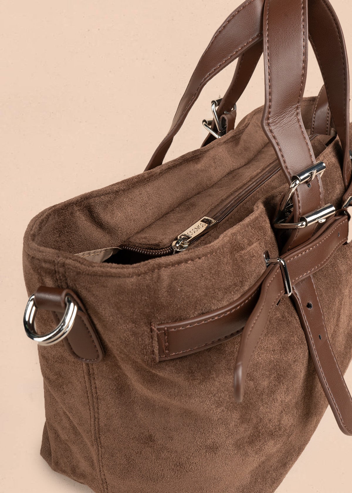 Cartera color café con correas y hebillas plateadas 107157