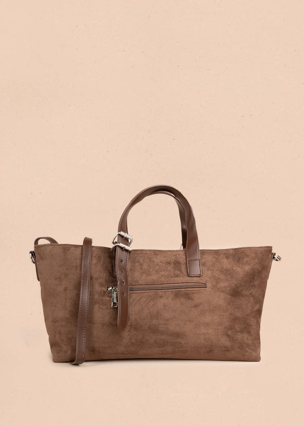 Cartera color café con correas y hebillas plateadas 107157