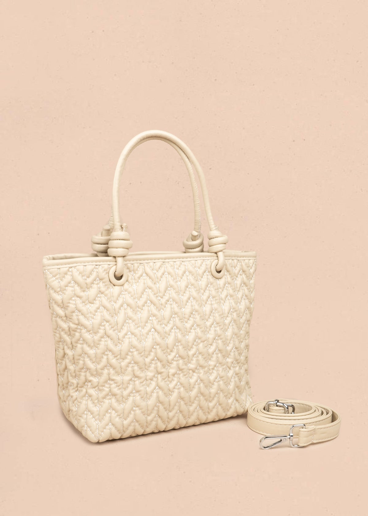 Cartera color beige tipo tote con textura trenzada y correa larga  107169
